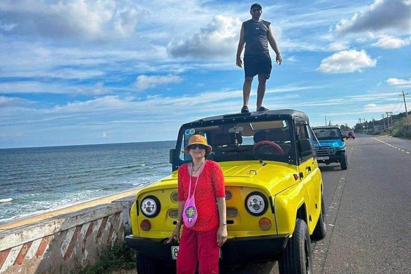 Un coche amarillo estacionado al borde de la carretera con una persona encima. 4