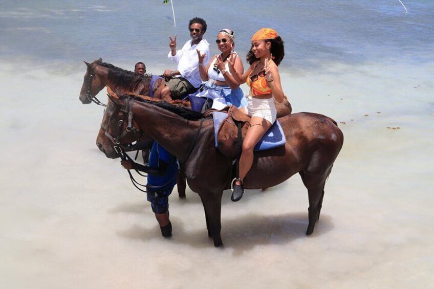 Une personne à cheval sur une plage. 5