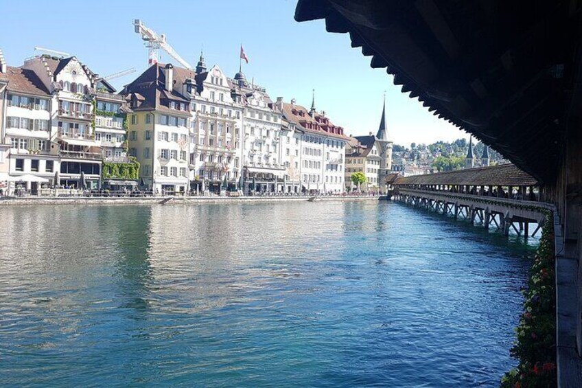 Un río con edificios y un puente. 5