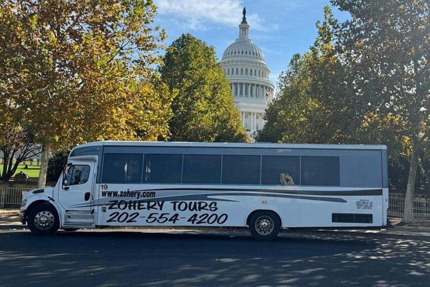 Un autobús turístico blanco estacionado frente al Capitolio de los Estados Unidos. 2