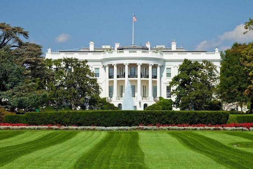 La Casa Blanca con un césped cuidado y un asta de banderas. 1