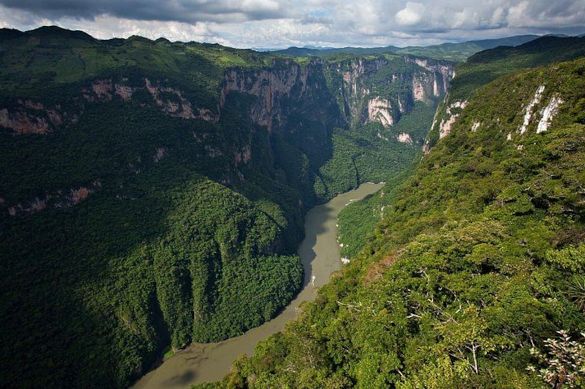 Viewpoints of the Sinkhole Canyon. 2