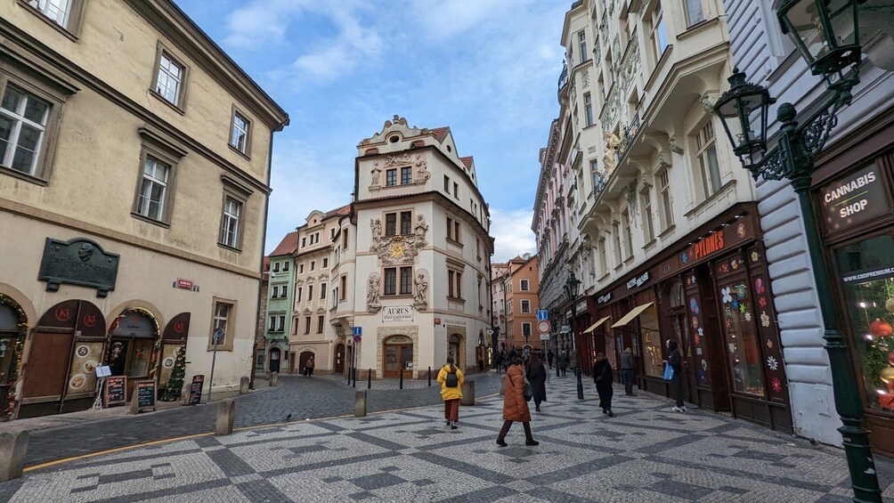 Prague: Illusion Art Museum Ticket & In-App City Walking Tour 2