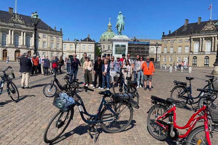 En grupp människor hade samlats på ett torg, och runt omkring stod cyklar parkerade. 3