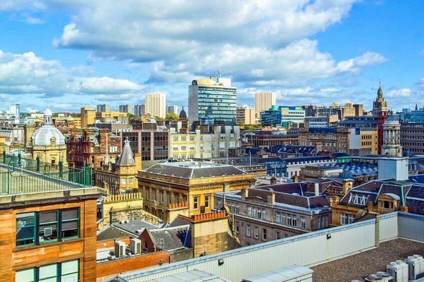 Un paisaje urbano con edificios históricos, rascacielos modernos y un cielo azul despejado. 2