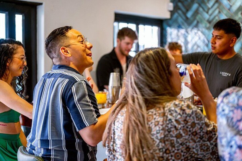 Un grupo de personas cenando en un restaurante con una decoración moderna. 4