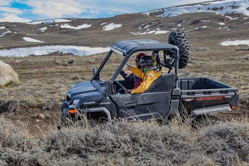 Ein UFORCE 1000 Quad in einer verschneiten Landschaft, eine Person trägt gelbe Kleidung. 4