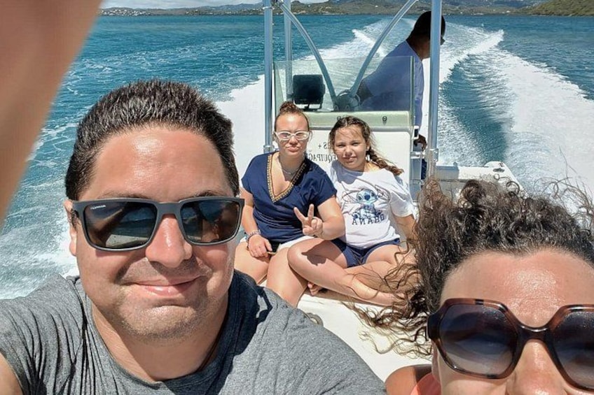 Een boot met passagiers, water en een kielzog. 5