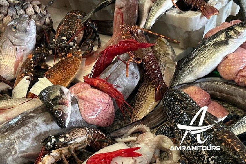 Une grande variété de fruits de mer, notamment du poisson, des crabes et des crevettes. 2
