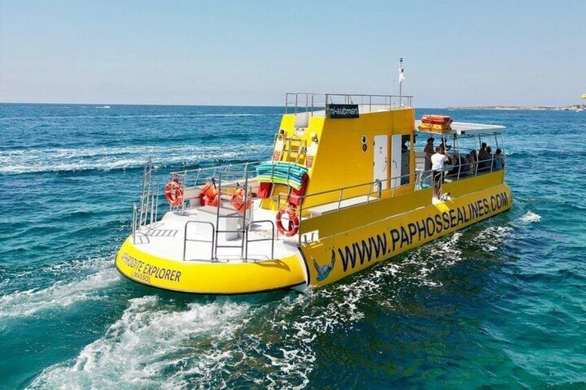 Een gele boot met de naam 'Paphos Explorer' op het water. 5