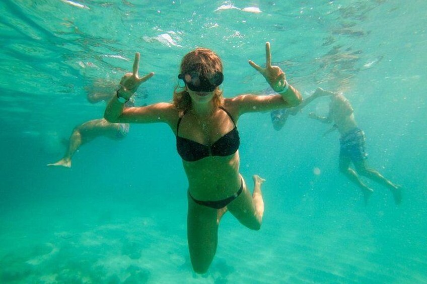 Una persona sott'acqua che mostra il segno della pace. 4