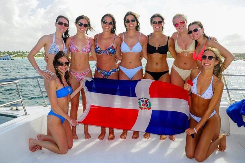 Un groupe de personnes se trouve sur un bateau et brandit un drapeau. 3