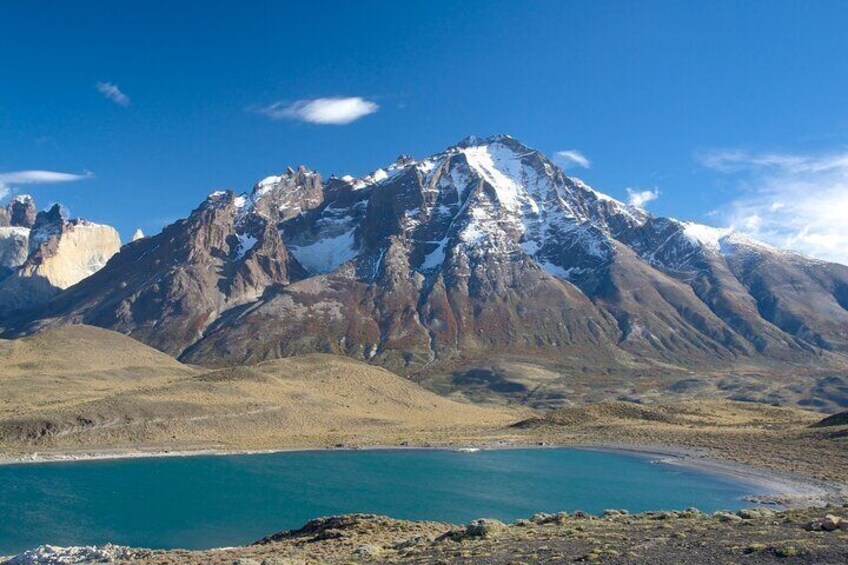 Une chaîne de montagnes avec un lac au premier plan. 2