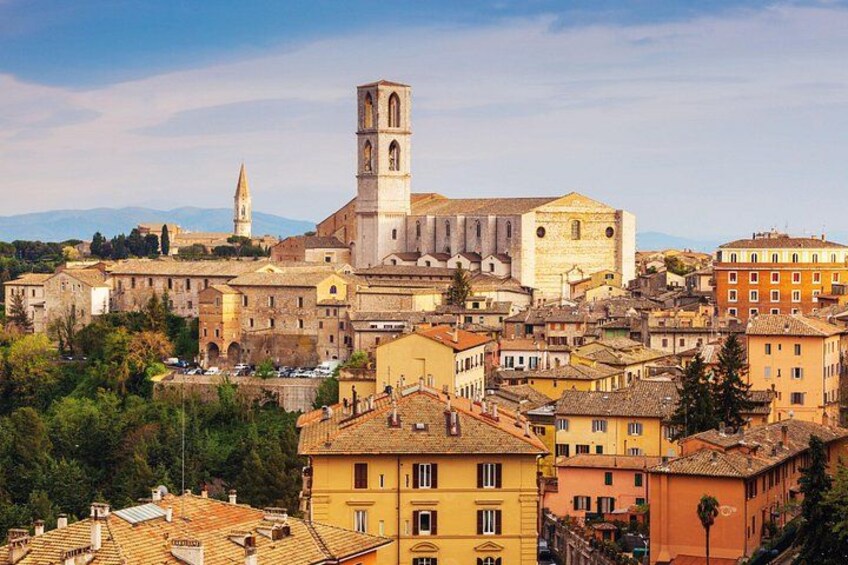 Une ville historique qui se distingue par son église imposante, son clocher et une chaîne de montagnes qui se profile à l’horizon. 3