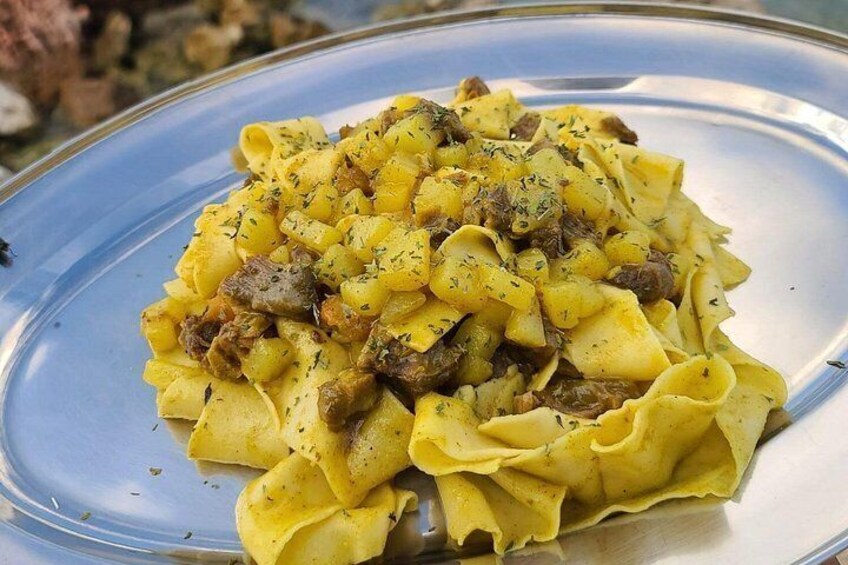 Un plato de pasta con carne y hierbas. 4