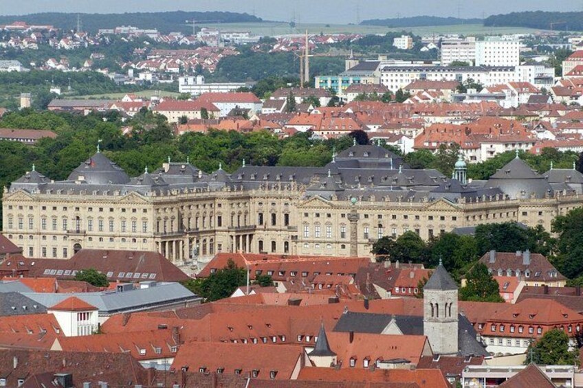 Stadtrallye Würzburg - with interactive websites with app character for smartphone or tablet 3