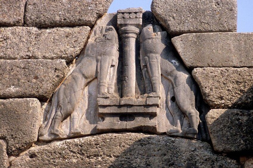 Eine Steinschnitzerei mit einem Löwen und einer Säule an einer alten Mauer. 1