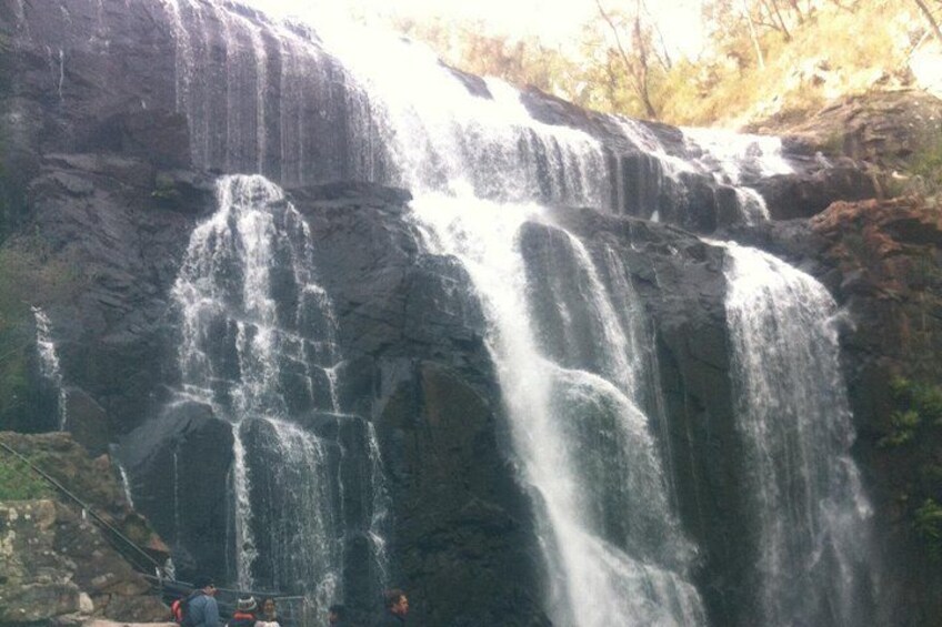 Una cascada fluye por un acantilado rocoso. 1