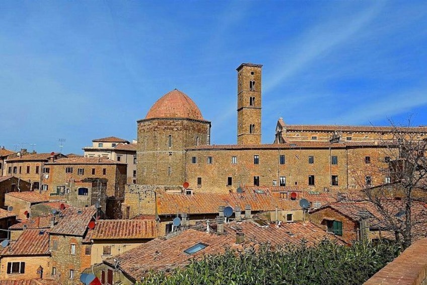 Eine historische Stadt mit einem markanten Turm und einer Kuppel. 1