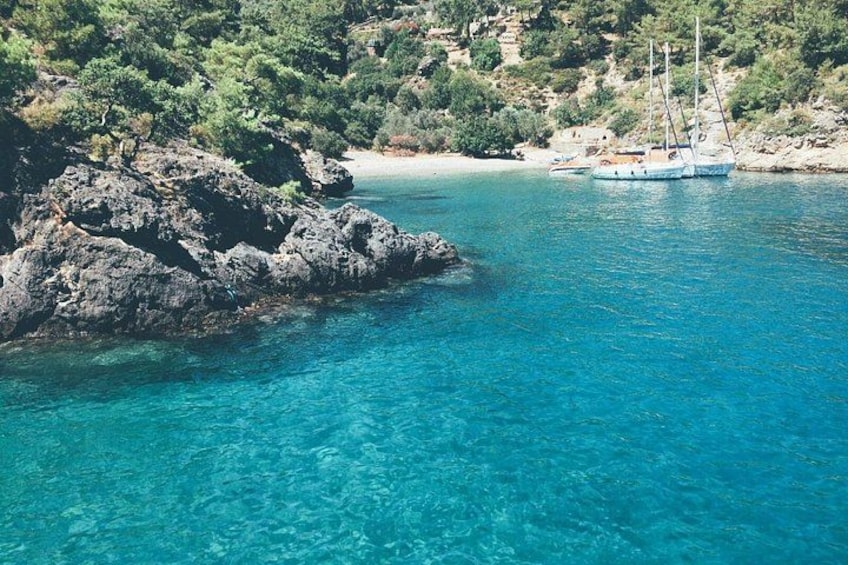 Klares blaues Meer, zerklüftete Küste und Segelboote. 3