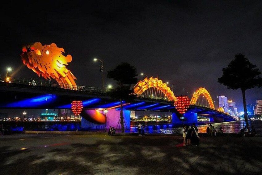Un pont illuminé de mille feux, orné d’une sculpture de dragon et de décorations en forme de cœur. 3