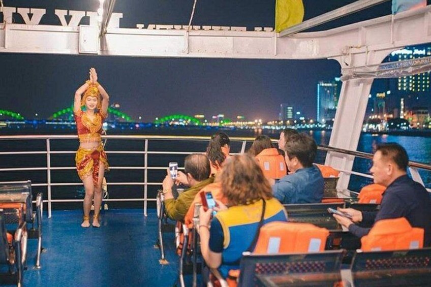 Une personne qui se produit sur le pont d’un bateau devant un public. 4