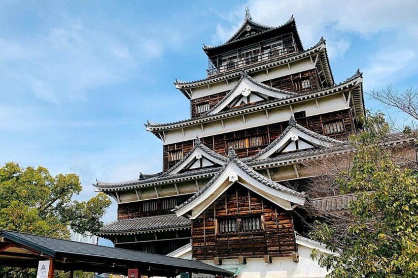 Een traditioneel Japans kasteel met meerdere verdiepingen en houten constructie. 5