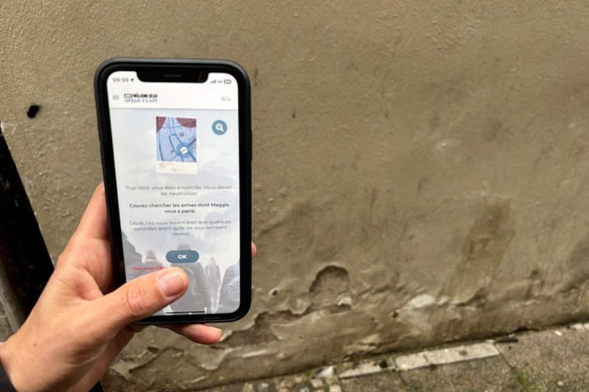 Una mano sosteniendo un teléfono inteligente que muestra un mapa con una notificación. 4