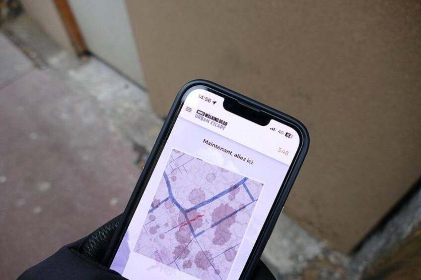 Un teléfono inteligente mostrando un mapa con una línea azul que indica una ruta. 5
