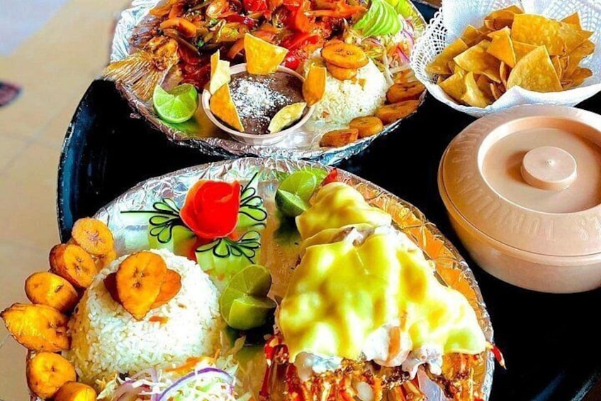 Diversos platos con arroz, plátanos y una sopa. 5
