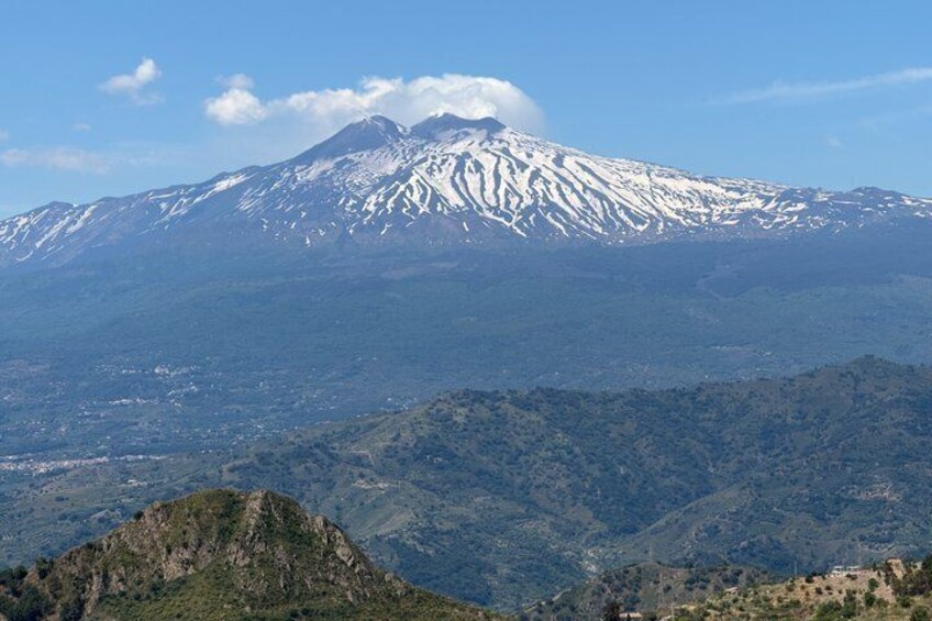 Un monte nevado, un valle y un pueblo distante. 4
