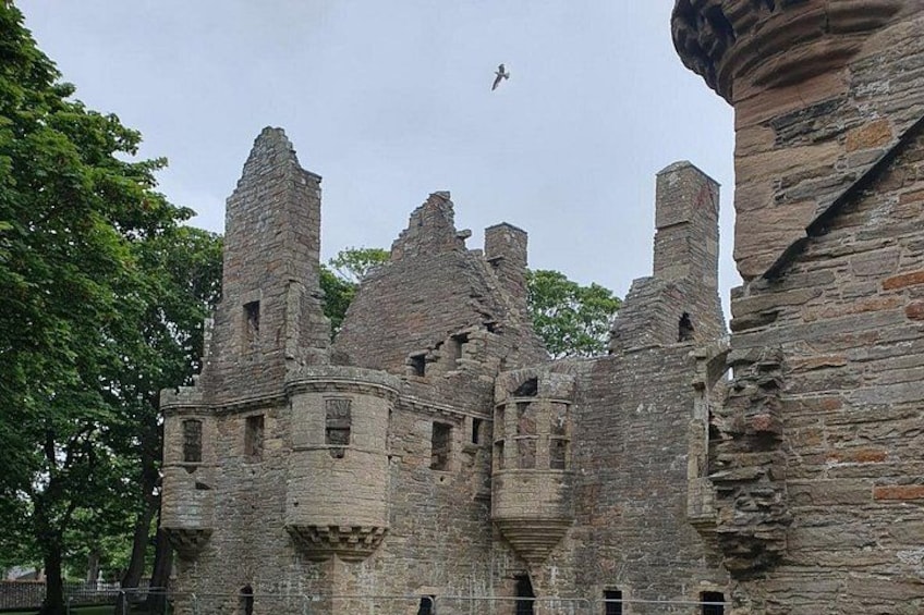 Eine historische Burg aus Stein mit mehreren Türmen und Zinnen. 5
