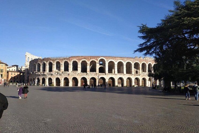 Ein uralter Amphitheater mit mehreren Bögen und einem gepflasterten Platz. 2