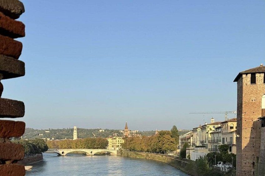 Ein Fluss mit einer Brücke, einem Turm und Gebäuden am Ufer. 5