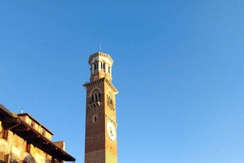 Ein hoher Turm mit einer Uhr vor blauem Himmel. 3