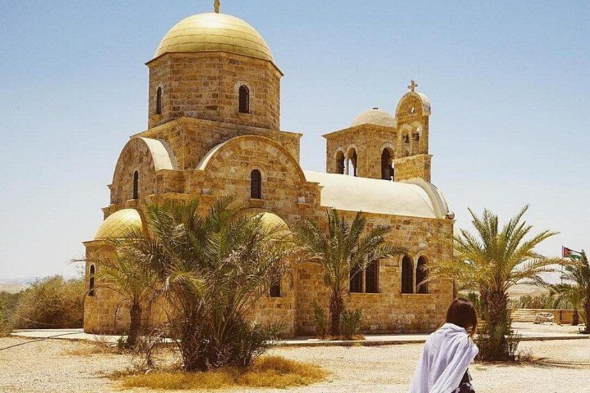 Una iglesia de piedra con cúpulas y un campanario. 3