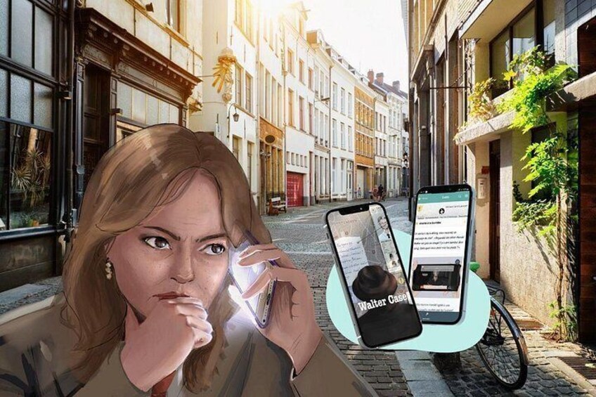 Une personne tenant un smartphone et portant une montre connectée au poignet, debout dans une rue pavée avec des bâtiments en arrière-plan. 1