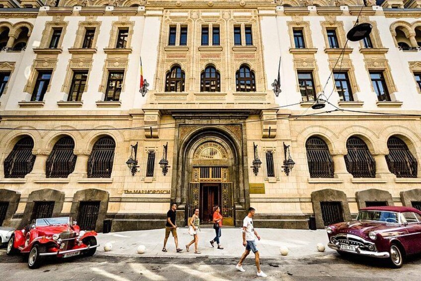 Un edificio histórico con ventanas de arco y una entrada central. 2