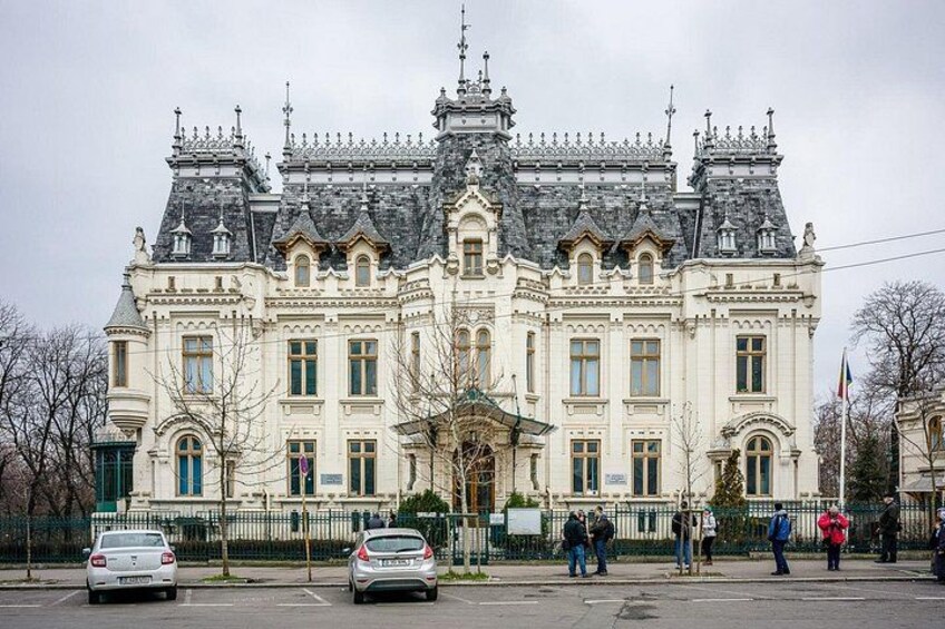 Un edificio grande y ornamentado con techo empinado y varias torres. 4
