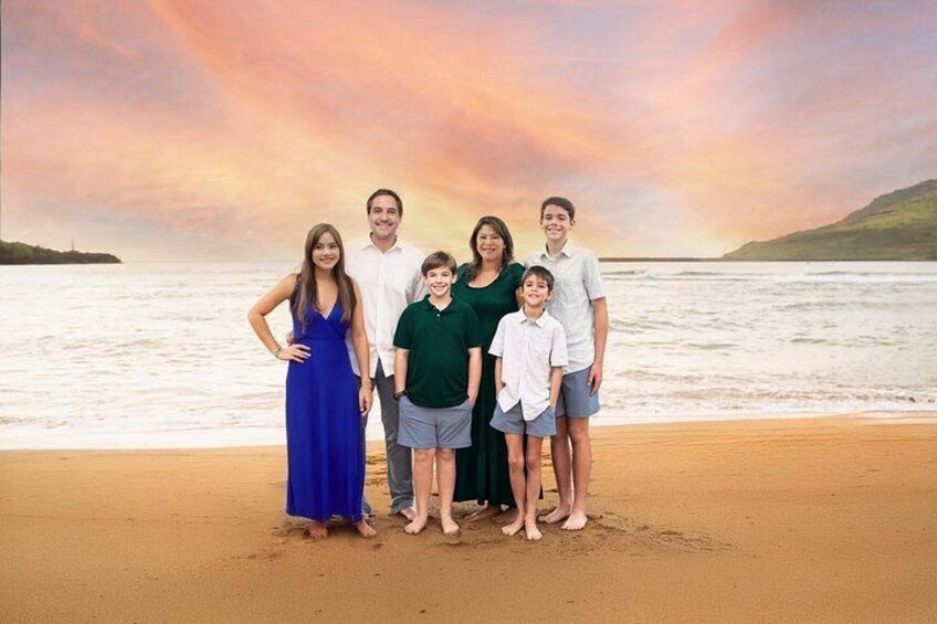 Una familia en la playa con un atardecer de fondo. 3