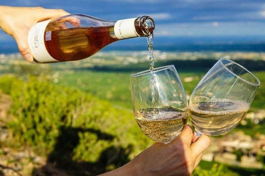 Una persona sirviendo vino en dos copas. 1