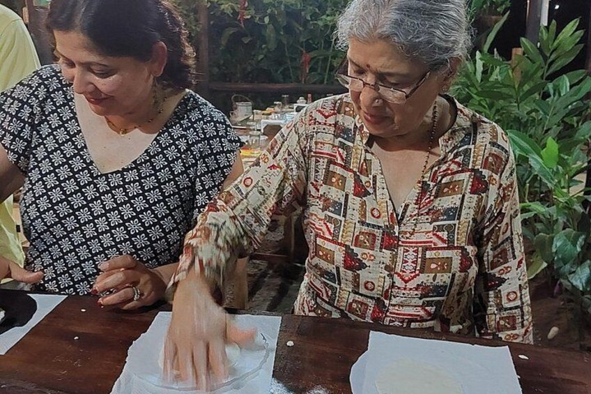 Deux femmes sont assises à une table, entourées de papiers, et l’une d’elles est en train d’écrire sur une feuille. 3