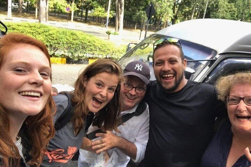 Een groep mensen die poseren voor een auto. 5