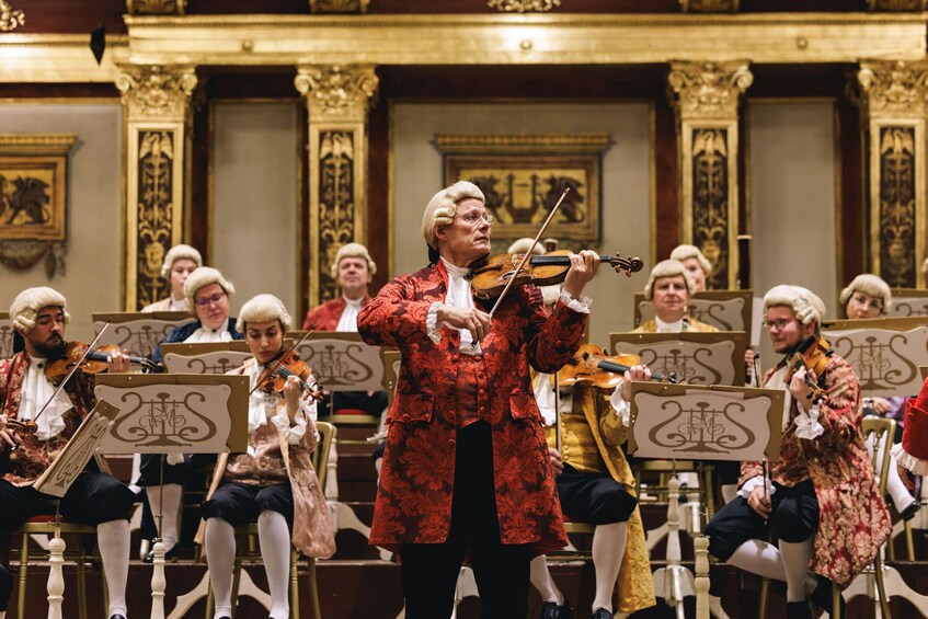 Klassisen musiikin konsertti, jossa muusikot esiintyvät aikakauden mukaisissa puvuissa ja soittavat viuluja sekä muita soittimia. 4