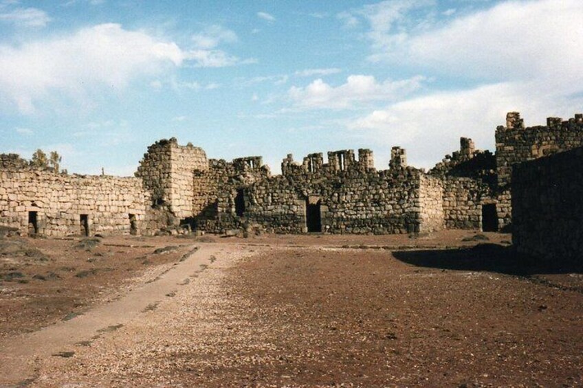 Vestiges d’anciens bâtiments en pierre, avec de nombreuses portes et des murs. 4