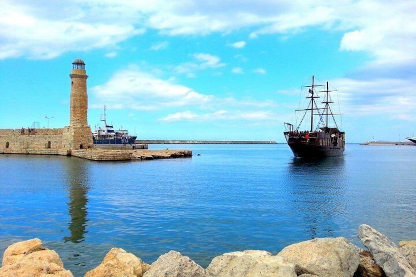 Un phare historique et un voilier dans un port tranquille. 3