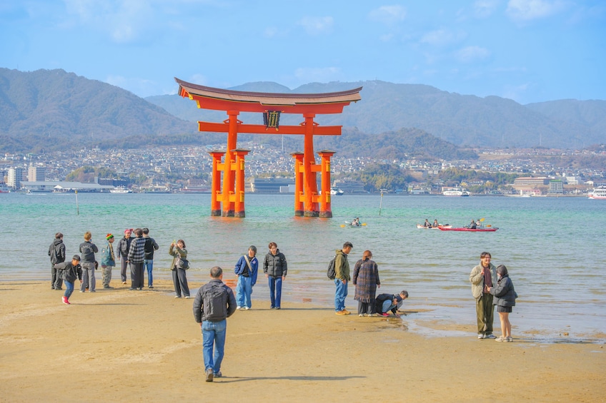 Hiroshima & Miyajima Guided tour: Itsukushima Shrine & Ferry 3