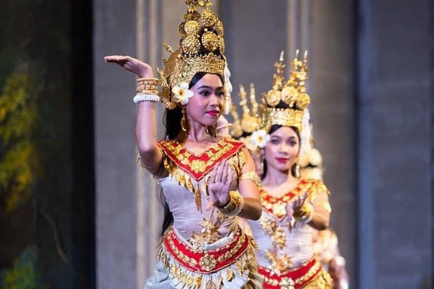 Una persona vestida con atuendo tradicional, con elaborado tocado y joyas, realizando una danza. 5