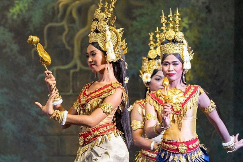 Dos personas con trajes dorados elaborados y elaboradas tocadas, realizando una danza tradicional. 1