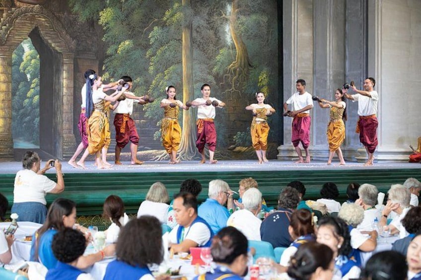 Una presentación cultural en un escenario, con un público sentado frente a él. 2